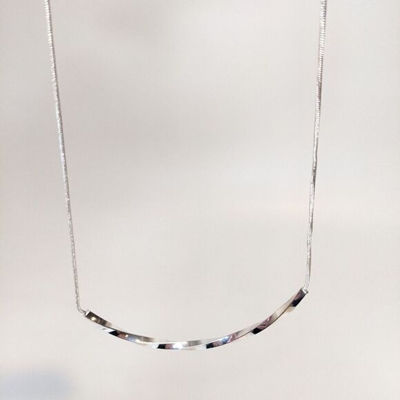Silver Simple Twisted Bar Necklace shiny chain  curved bar formal business - Picture 1 of 2